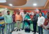 जिला पंचायत सदस्य आलोक गुप्ता ने अग्नि पीड़ित परिवार को दिया आर्थिक सहायता