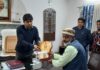 सम्मानित किये गये सामूहिक विवाह में जनसेवा के सहयोगी