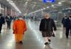 PM मोदी ने आधी रात को काशी विश्वनाथ धाम, बनारस रेलवे स्टेशन का दौरा किया