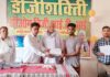 युवाओं को वितरित किया गया टैबलेट व स्मार्टफोन, खिले चेहरे